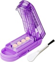 JohnBee Pill Cutter Splitter για μικρά και μικροσκοπικά χάπια. Ρυθμιζόμενος Splitter Χάπια Κόβει Ακριβώς Πολλαπλά Χάπια με τη μία. Μη ολισθηρή άκρη σιλικόνης (σκοτεινό μοβ)