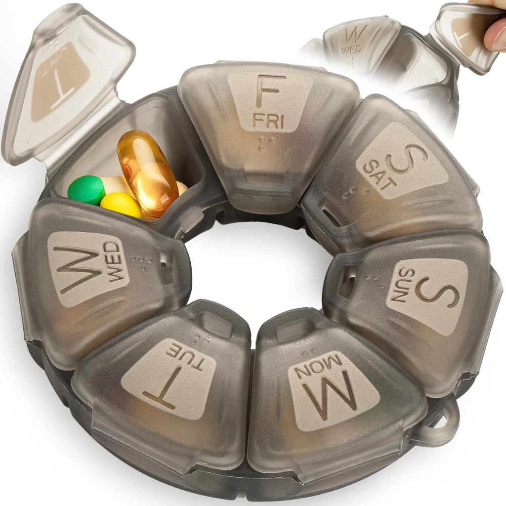 Round Weekly Pill Organizer, TPU Καουτσούκ, Travel Pill Container 7 Ημέρα, με 7 Μεγάλα Διαμερίσματα, Μεγάλη για την Καθημερινή Βιταμίνες & Συμπληρώματα, Χαριτωμένη θήκη χάπι με Μεγάλα Γράμματα και Braille (Grey)