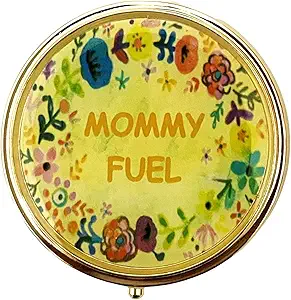 AmyZone Metal Pill Organizer Ταξίδι φιλικό Φορητό Compact Pill Box Χαριτωμένο Χάπια περίπτωση για να κρατήσει τις βιταμίνες / Tylenol / Fish Oil / Συμπληρώματα / Meds / Tablet για Punce / Pocket (Mommy Fuel-Round)
