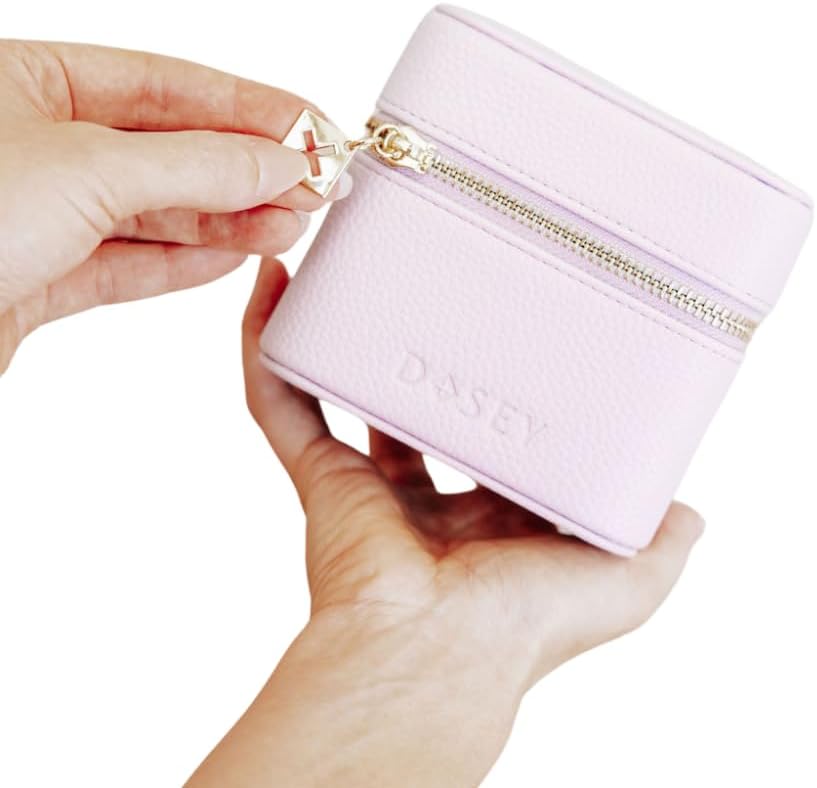 Dosey 14 Day Pill Organizer Case (Lilac) - Πολυτελής θήκη ταξιδιών για χάπια, φάρμακα & συμπληρώματα - AM & PM Pouches, ταιριάζει έως 30 χάπια - Ελάτε με 14 δωρεάν χάπια Pouches - Vegan Δέρμα