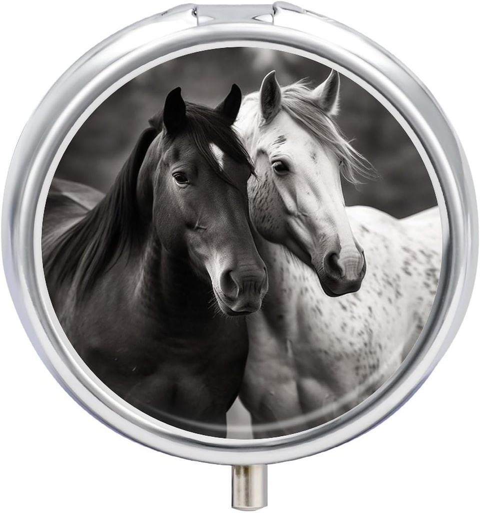 Yuvarlak Pill Box Portable Pill Case for Pocket Black and White Horses Travel Small Pill Organizer 3 Karşılaştırmalı Metal Pill Konteynerleri Tıp Vitaminleri Balık Yağ Supplements