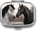 Siyah ve Beyaz Atlar Meydanı Pill Box, Pocket Or Purse Portatif Mini Seyahat Tıp Tablet Vitaminleri Organize Pill Vakası için 2 Karşılaştırmalı Dekoratif Pocket Pill Box