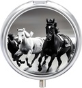 Black ve White Horses Run Pill Case 3tment Portable Pill Box Daily Round Pill Organizer For Pocket Purse Günlük Tıp Konteyneri Vitaminler Balık Yağ Seyahat Hediyeleri Tutmak için Hazırlanacak